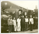 昭和初期　機関車の前で記念写真